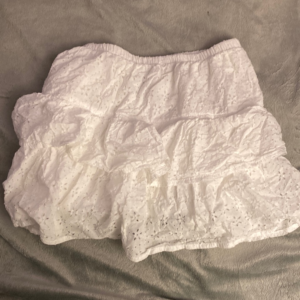 Product :Clothes Brand: Rue 21 Size : Small White Mini Skirt.